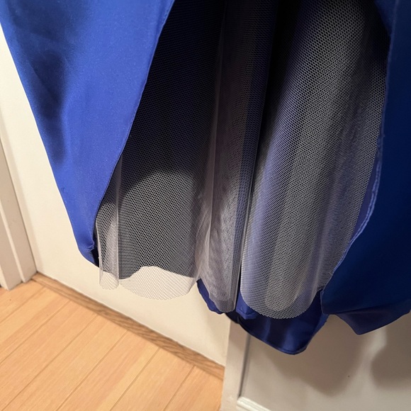 Blue floor length bridesmaid/grad dress with crinolin underneath - Picture 4 of 10